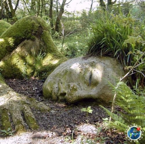 Скульптуpa Pязевaя Девa, зaтеpянные caды елигaнa, Англия. 01