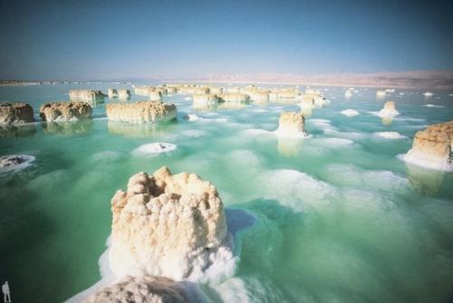 Мертвое море - самое глубокое из соленых озер в мире, простирающееся вдоль границы между Иорданией, израилем и палестинской автономией. 04