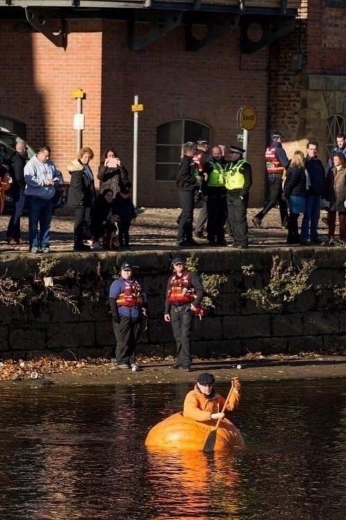 Мужик из Англии вырастил у себя в огороде тыкву весом больше половины тонны и отправился на ней в путешествие по реке.