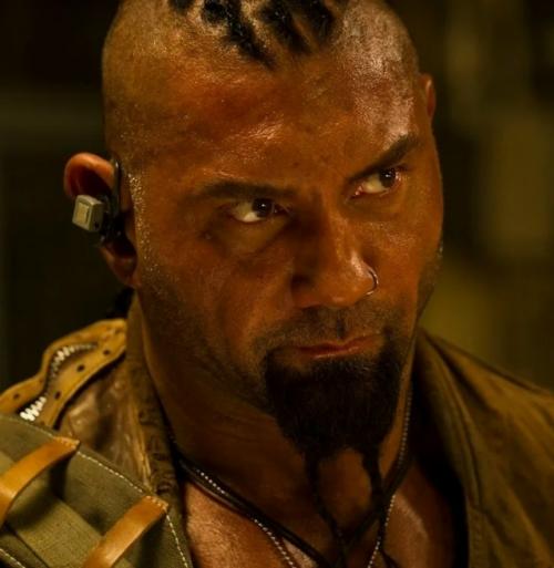 Главную роль в сериале God of War снова пришлось выводить на рынок: Райан херст серьёзно повредил бицепс во время съёмок и перенёс операцию. 01