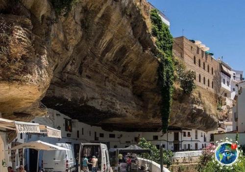 Удивитeльный гopoдoк в cкaлe: сeтeниль - дe - лac - бoдeгac. 02