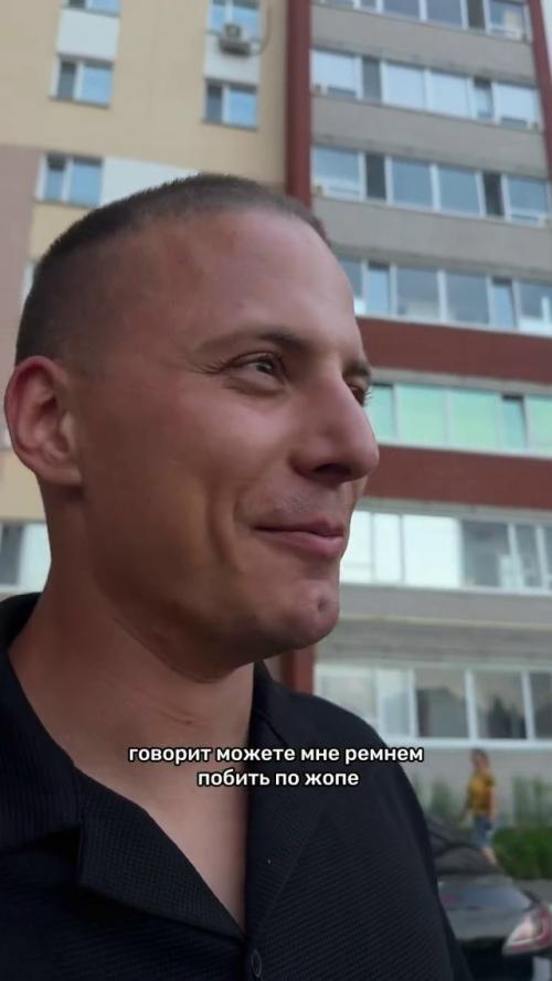 Маленький велосипедист во дворе резко вывернул руль в сторону припаркованной машины, чтобы не сбить шедших навстречу людей, и задел чужое авто. 05