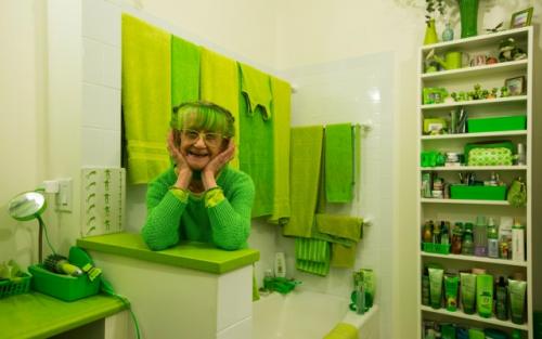Американка, известная как Зелёная Леди Бруклина, уже много лет наслаждается жизнью в окружении зелёного цвета. 01