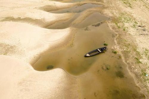 Затяжная жара и дефицит осадков резко обмелили водные артерии континента. 04