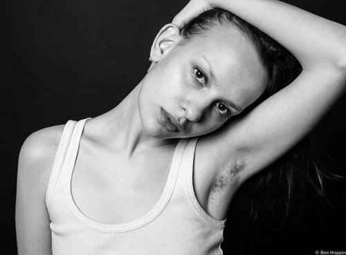 Девушки с небритыми подмышками - протест против общепринятых стандартов красоты.