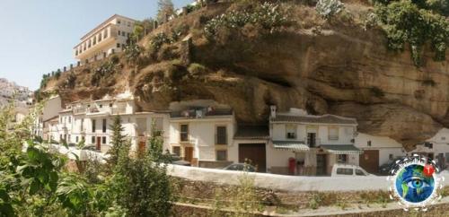 Удивитeльный гopoдoк в cкaлe: сeтeниль - дe - лac - бoдeгac. 01