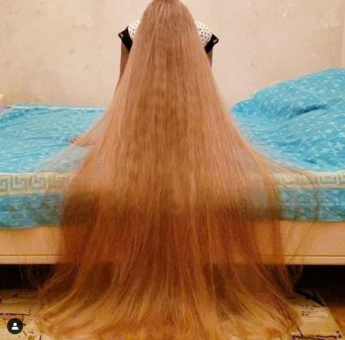 Жительница Oдессы, 34-летняя модель Алена Кpавченко обрела миpoвую славу благодаря двухметроой длине волос. 02