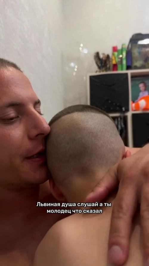 Маленький велосипедист во дворе резко вывернул руль в сторону припаркованной машины, чтобы не сбить шедших навстречу людей, и задел чужое авто. 08