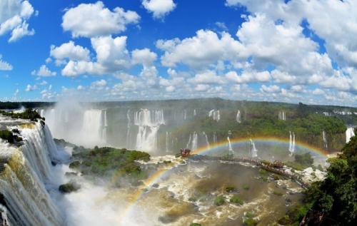 Игуасу находится в Бразилии и в Аргентине одновременно, вернее, на границе этих государств, и считается самой мощной водной артерией в мире.