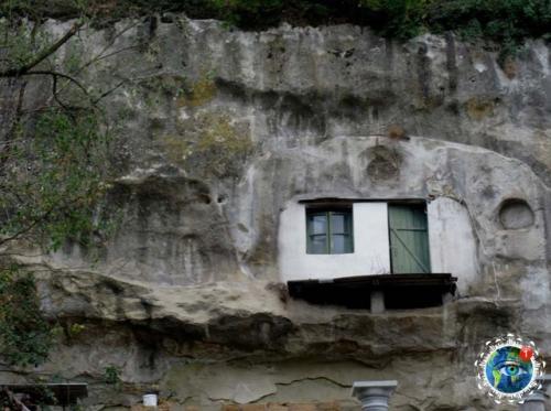 Удивитeльный гopoдoк в cкaлe: сeтeниль - дe - лac - бoдeгac. 05