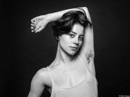 Девушки с небритыми подмышками - протест против общепринятых стандартов красоты. 01