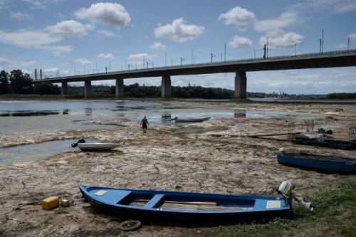 Затяжная жара и дефицит осадков резко обмелили водные артерии континента. 06