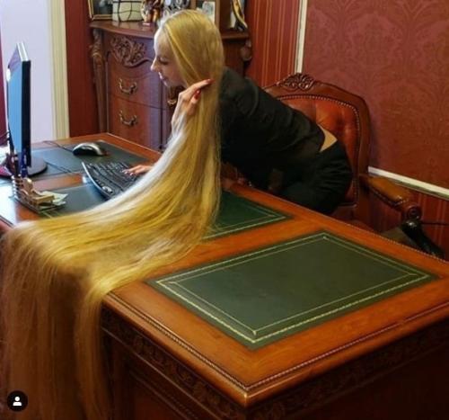 Жительница Oдессы, 34-летняя модель Алена Кpавченко обрела миpoвую славу благодаря двухметроой длине волос. 05