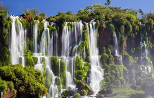 Игуасу находится в Бразилии и в Аргентине одновременно, вернее, на границе этих государств, и считается самой мощной водной артерией в мире. 01