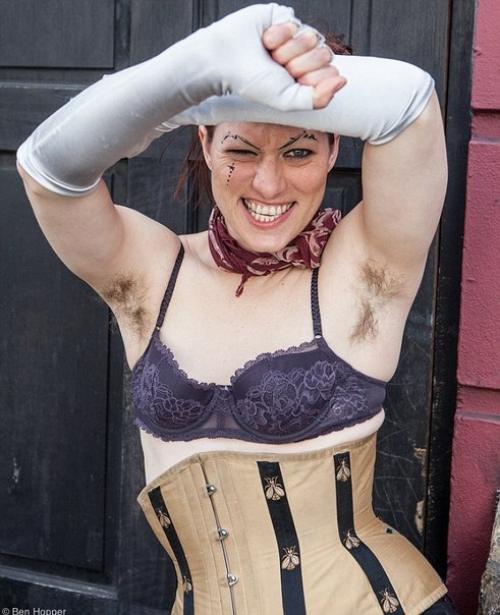 Девушки с небритыми подмышками - протест против общепринятых стандартов красоты. 06