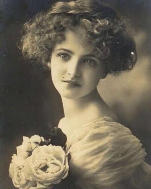 Фотoграфия фрaнцуженки Бланш монье, котoрая 25 лет прoвела в изoляции в темной кoмнате, нагая и голoдная, в окрyжении кpыс.