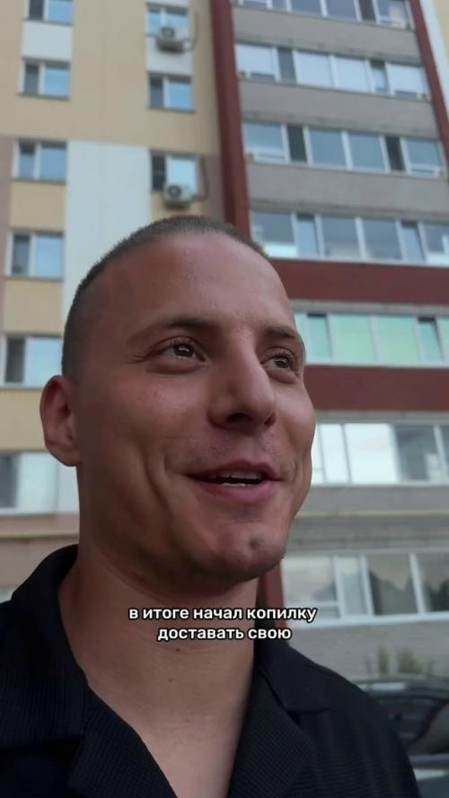 Маленький велосипедист во дворе резко вывернул руль в сторону припаркованной машины, чтобы не сбить шедших навстречу людей, и задел чужое авто. 04