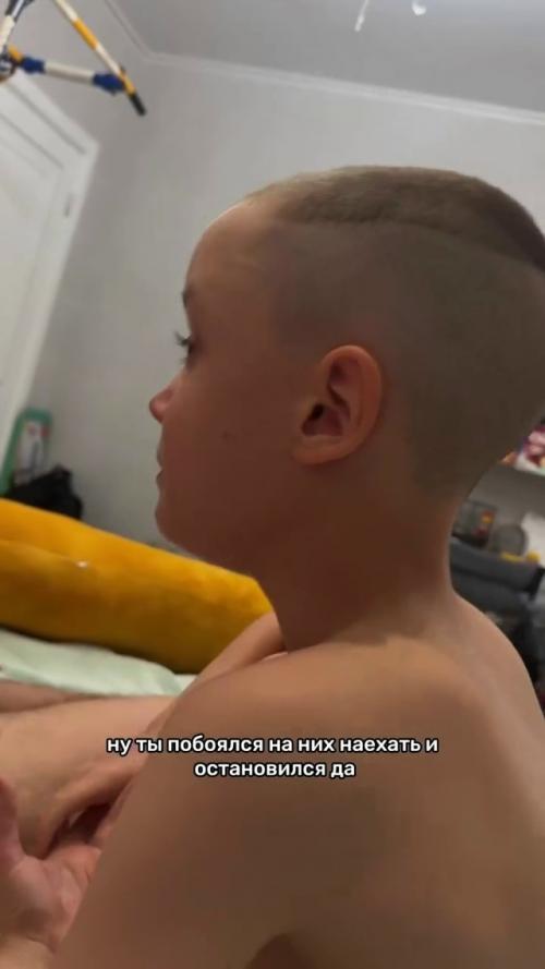 Маленький велосипедист во дворе резко вывернул руль в сторону припаркованной машины, чтобы не сбить шедших навстречу людей, и задел чужое авто. 07