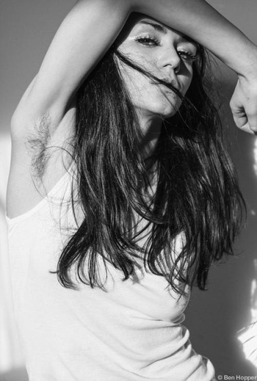 Девушки с небритыми подмышками - протест против общепринятых стандартов красоты. 02