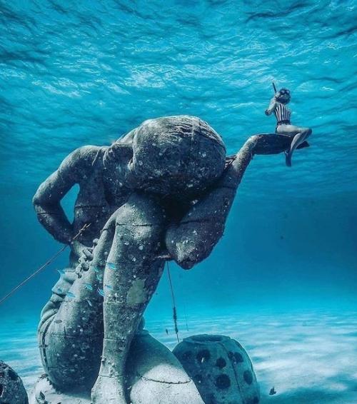 Самая большая подводная статуя - подводный атлант, Багамы. 01