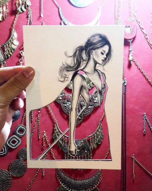 Фэшн - иллюстратор использует облака и здания, чтобы завершить свои эскизы. 03