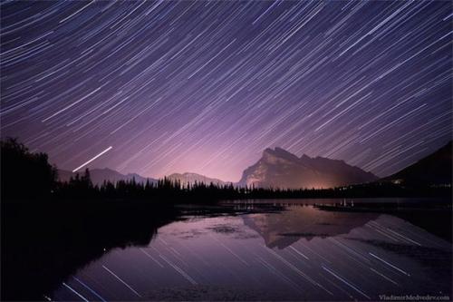 В ночь с 12 на 13 августа жители земли могут наблюдать сильный звездопад - до 100 падающих метеорных тел в час. 
