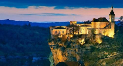 Вертикальная деревня рокамадур (Rocamadour), Франция.