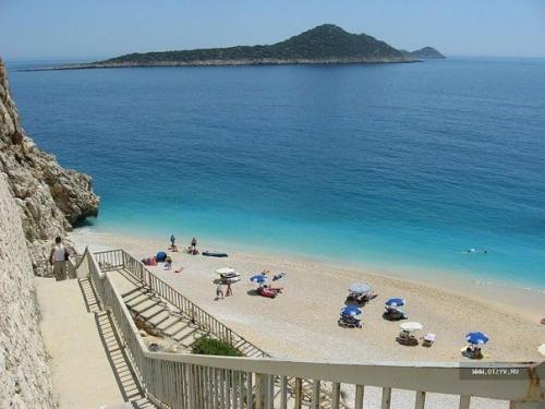 Пляж капуташ.  Ценность этого пляжа заключается в том, что он практически дикий и находится в ущелье между двух скал. 01