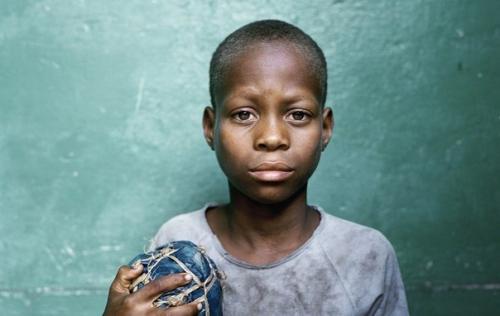 Этот рассказ, написанный африканским мальчиком, был номинирован на звание лучшего рассказа 2005. 

