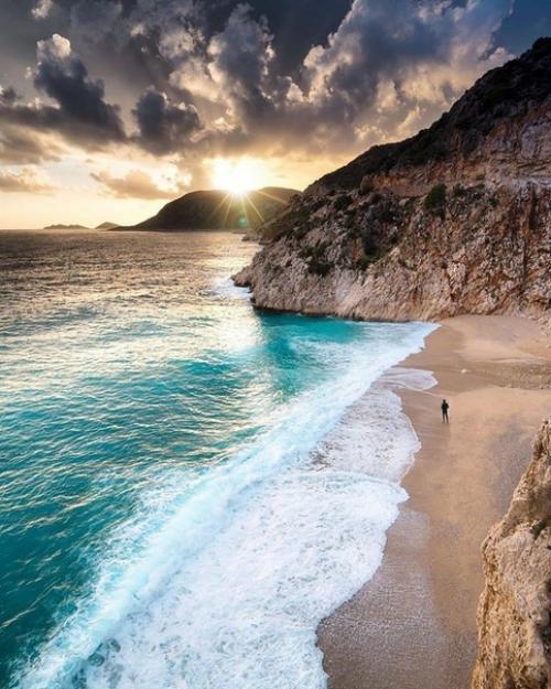 Пляж капуташ.  Ценность этого пляжа заключается в том, что он практически дикий и находится в ущелье между двух скал. 02