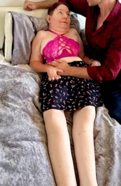 В Австралии 43-летняя женщина с ограниченными возможностями наняла мужчину по вызову, чтобы впервые в жизни заняться сексом. 02