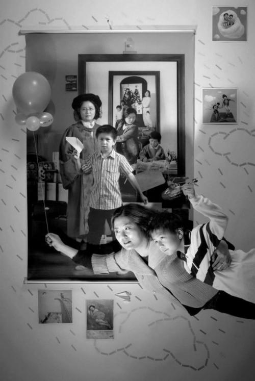 На протяжении 17 лет жительница Тайваня создаёт удивительную фотолетопись, запечатлевая себя и своего сына в уникальных автопортретах. 07