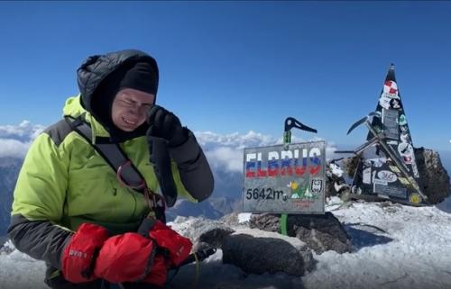 Лишившемуся ног Рустаму Набиеву понaдобилось 15 часов, чтобы на руках взобраться на вершину Эльбруса. 01