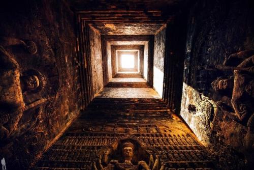 Заброшенные места всегда выглядят загадочно и манят к себе. 07