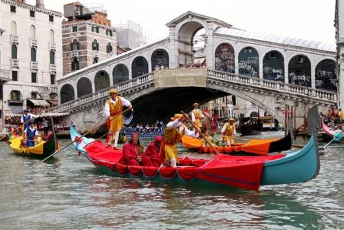 Парад разукрашенных старинных лодок случается в Венеции каждый год, в первое воскресенье сентября, которое в этом году выпало на 1-е число. 04