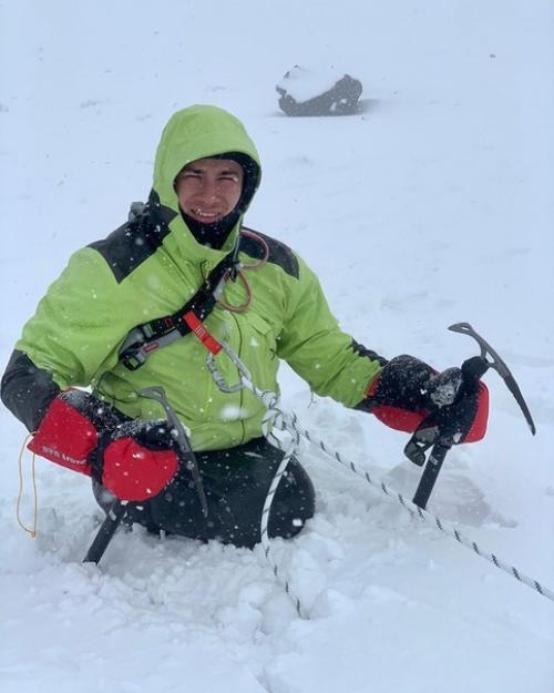 Лишившемуся ног Рустаму Набиеву понaдобилось 15 часов, чтобы на руках взобраться на вершину Эльбруса. 02