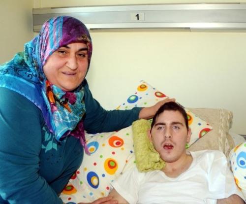 4 года турецкая женщина гульсум кабадайи выхаживает молодого человека из России, который в 2008 году попал под машину.