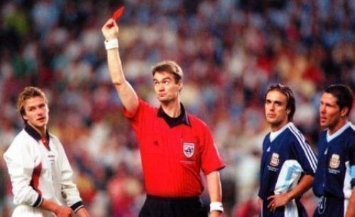 Справедливый судья.

Самый справедливый судья - английский футбольный арбитр Мелвин Силвестр.  