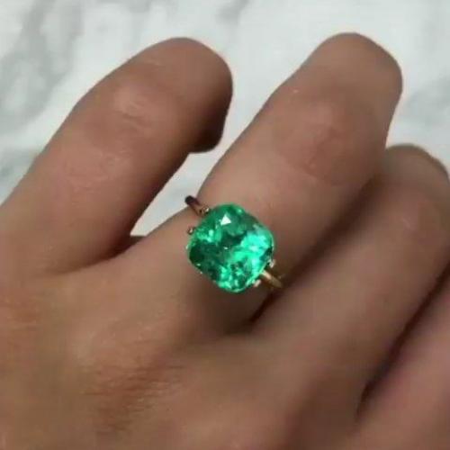 Наряду с алмазом и рубином, изумруд считается одним из самых дорогостоящих минералов. 01