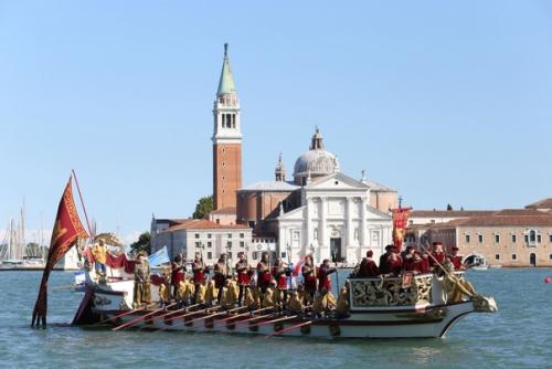 Парад разукрашенных старинных лодок случается в Венеции каждый год, в первое воскресенье сентября, которое в этом году выпало на 1-е число. 02