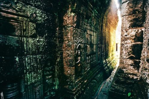 Заброшенные места всегда выглядят загадочно и манят к себе. 08