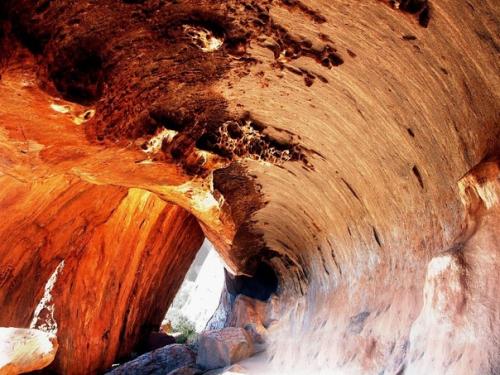 Улуру, также известный как айерс - рок, - монолит красного камня, возвышающийся на севере Австралии. 02