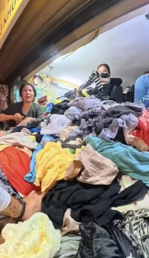 Секонд в Ханое выглядит так, будто сюда свезли гардеробы половины планеты и забыли разобрать. 01