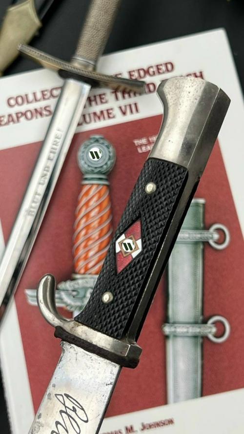 В 1933 году для членов гитлерюгенд был учреждён специальный нож, служивший поощрением и подтверждением прохождения вступительных испытаний. 05