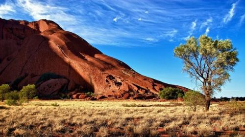 Улуру, также известный как айерс - рок, - монолит красного камня, возвышающийся на севере Австралии. 01