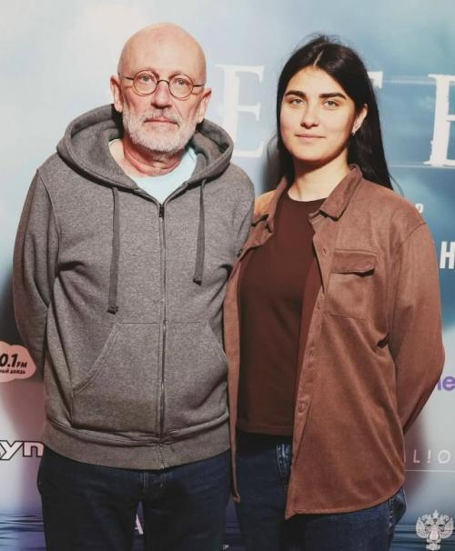 61-Летний Гордон в шестой раз женился. 01