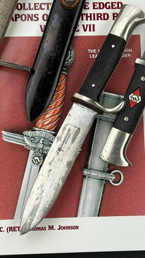 В 1933 году для членов гитлерюгенд был учреждён специальный нож, служивший поощрением и подтверждением прохождения вступительных испытаний. 04