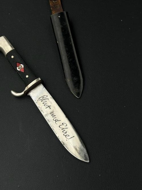 В 1933 году для членов гитлерюгенд был учреждён специальный нож, служивший поощрением и подтверждением прохождения вступительных испытаний. 03