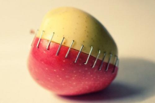 Притча.  Философ подбросил на ладони яблоко, повертел, разглядывая с разных сторон, и глубокомысленно произнес: