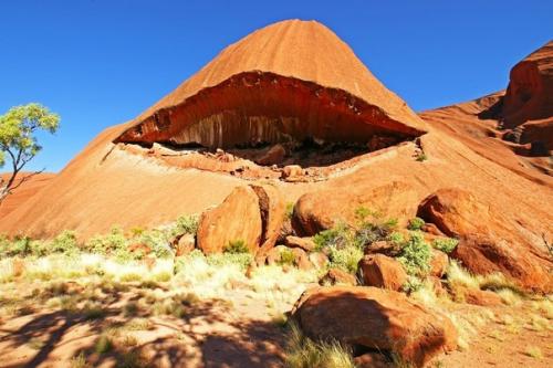 Улуру, также известный как айерс - рок, - монолит красного камня, возвышающийся на севере Австралии. 03